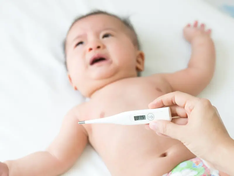 Paano Aalagan si Baby Kung May Lagnat?