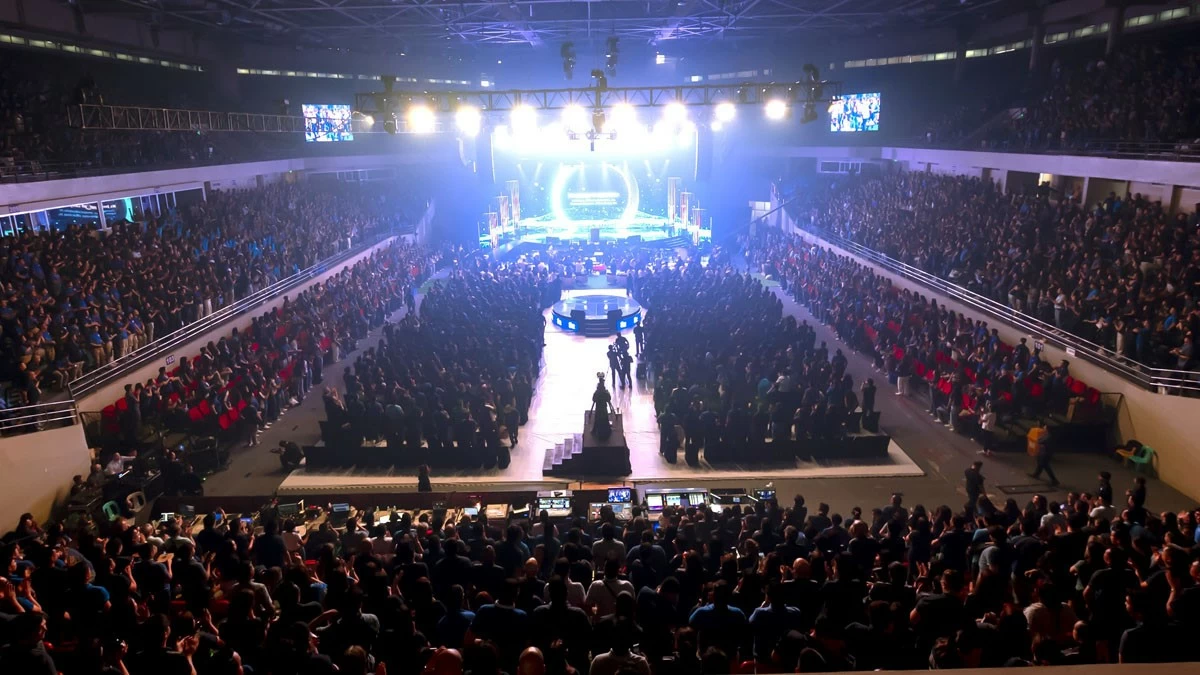 More than four thousand Unilab employees filled the PhilSports Arena to celebrate its 80th year.